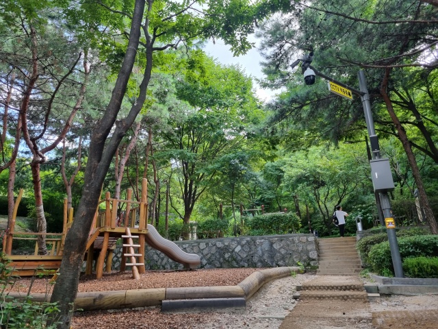 ▲ 남산타운 단지내에 있는 쌈지공원. 사진=정영록 기자