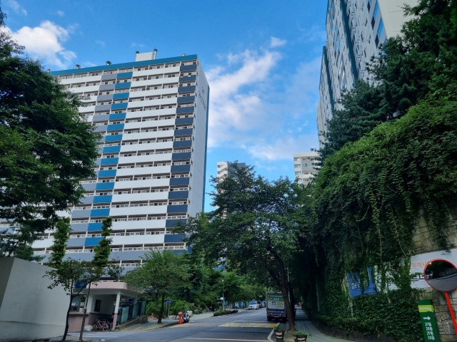 ▲ 단지 곳곳에 나무가 즐비한 남산타운 전경. 사진=정영록 기자