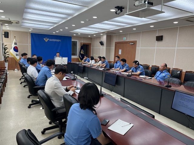 ▲ 군산해경이 제6호 태풍 '카눈'에 대비한 상황판단회의를 진행하고 있다ⓒ군산해양경찰서