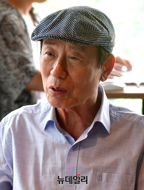 ▲ 7일 오후 서울시 용산구 이태원동의 한 카페에서 심지연 경남대학교 명예교수가 이승만기념관 건립과 관련해 의견을 개진하고 있다. ⓒ이종현 기자