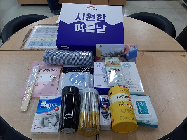 ▲ 포항시시설관리공단은 일 희망브리지 전국재해구호협회의 후원을 받아 더위에 상대적으로 취약한 노인일자리 어르신에게 ‘폭염피해 예방 키트’를 전달했다.ⓒ포항시시설관리공단