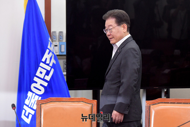 ▲ 이재명 더불어민주당 대표가 지난달 28일 국회에서 열린 최고위원회의에 참석하기 위해 입장하고 있다.ⓒ이종현 기자