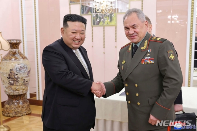 ▲ 북한 조선중앙통신이 7월 27일 제공한 사진에 김정은(왼쪽) 북한 국무위원장이 26일 당중앙위원회 본부 청사에서 세르게이 쇼이구 러시아 국방장관 일행을 맞이하며 악수하고 있다. 쇼이구 장관은 북한의 '조국해방전쟁' 승리 70주년을 축하하기 위해 평양을 방문했다. ⓒAP/뉴시스