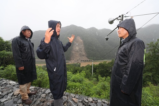 ▲ 김진태 강원특별자치도지사(우)가 지난달 14일 오후 정선군 정선읍 봉양리 대규모 산사태가 발행한 현장에서 우비를 입은 채 최승준 정선군수와 대책을 협의하고 있다.ⓒ강원특별자치도