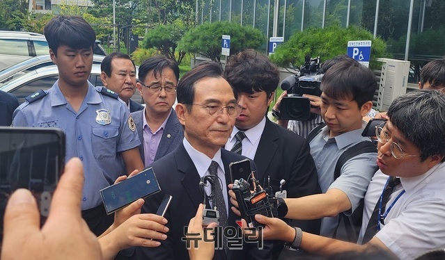 ▲ 박상돈 충남 천안시장이 공직선거법 위반 혐의에 대한 1심 판결에서 무죄가 선고됐다. 대전지법 천안지원 형사1부(부장판사 정경호)는 8일 지난해 지방선거에서 공무원을 동원해 선거운동을 한 혐의로 기소된 박 시장에게 무죄를 선고했다. 박상돈 천안시장이 8일 재판을 마친 뒤 법원에서 기자들의 질문에 답변하고 있다.ⓒ이길표 기자