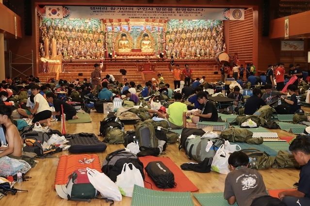 ▲ 8일 한국과 일본 등 충북 단양 구인사 법당에 마련된 잼버리대회 참가자들이 휴식을 취하고 있다.ⓒ충북도