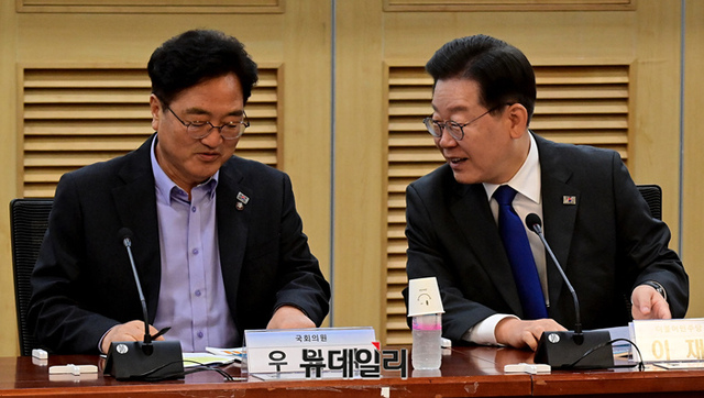 ▲ 이재명 더불어민주당 대표(우측)와 우원식 의원이 지난 6월 22일 오전 국회 의원회관에서 열린 동일가치노동 동일임금 법제화 토론회에서 대화를 나누고 있다. ⓒ이종현 기자