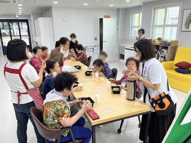 ▲ 대구한의대학교가 칠곡군으로부터 위탁 운영하고 있는 칠곡군어린이·사회복지급식관리지원센터는 최근 입소자 
 대상으로 특화사업 ‘기억속으로’를 진행했다.ⓒ대구한의대