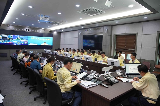 ▲ 영천시는 ‘제6호 태풍 카눈’ 북상에 따라 8일 시청 재난안전상황실에서 영천시 재난안전대책본부장(최기문 영천시장) 및 21개 협업 부서장 및 경찰서, 소방서 등 유관기관이 참석한 가운데 대책회의를 가졌다.ⓒ영천시