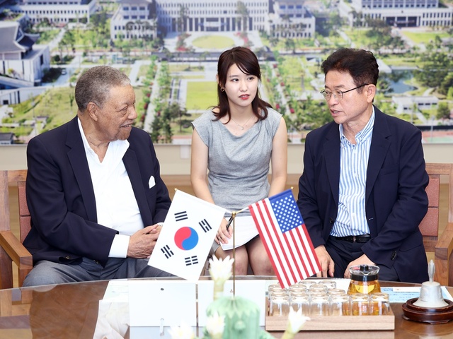 ▲ 이철우 경북도지사는 7일 경북도청을 방문한 미국 조지아 주 풀튼 카운티(Fulton County)의 롭 피츠(Robb Pitts) 의장을 접견했다.ⓒ경북도