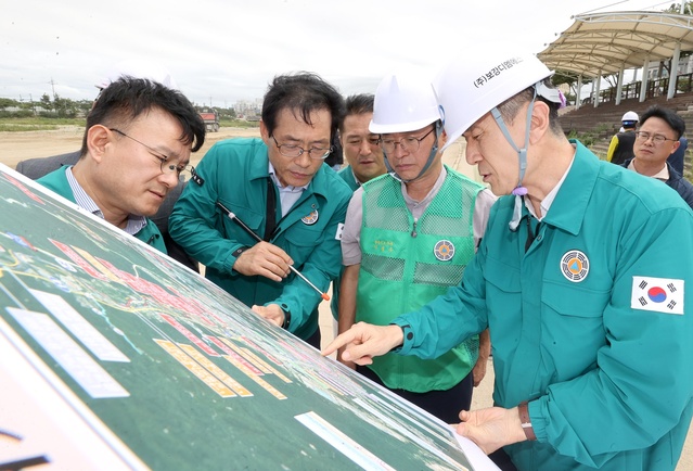 ▲ 이철우 지사(오른쪽 두번쨔)는 지난해 태풍 힌남노로 피해를 입었던 포항 냉천을 찾아 태풍에 대비한 시군의 대처상황을 직접 확인하고 복구상황을 점검했다.ⓒ경북도