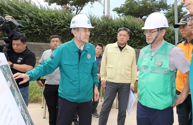 ▲ 이철우 지사(오른쪽)가 이강덕 포항시장으로부터 시군의 대처 상황 등 복구상황을 듣고 있다.ⓒ경북도