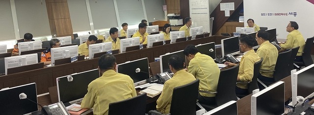 ▲ 최민호 세종시장이 9일 제6 태풍 카눈 대비해 긴급대책의회를 주제하고 있다.ⓒ세종시