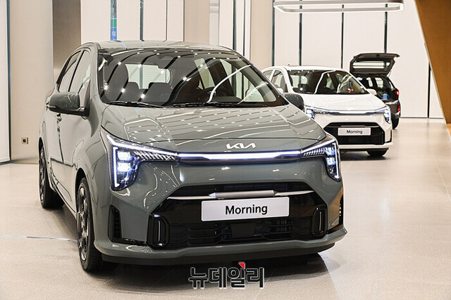 ▲ 2차 부분변경을 거친 기아 모닝이 전시돼있다 ⓒ뉴데일리