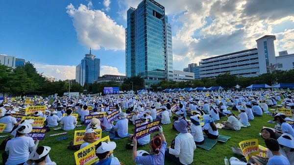 ▲ 기독교복음선교회(일명JMS)가 지난 6일 대전 보라매공원에서 정명석 목사(준강간 등의 혐의)의 공정한 제판을 촉구하는 대규모 집회를 열었다.ⓒ기독교복음선교회