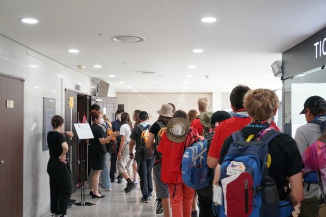 ▲ 지난 9일 마포아트센터에 도착한 세계스카우트잼버리 스위스 대원 400여명이 공연을 보기 위해 플레이맥으로 입장하고 있다.ⓒ마포문화재단