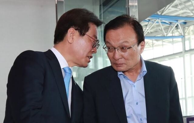 ▲ 2018년 6월 3일 당시 이재명 경기지사와 이해찬 민주당 대표가 서울역-평양역(도라산역) 연결 열차 탑승 행사장에서 귓속말하는 모습. 이 대표의 최측근 이화영은 얼마 뒤 경기도 평화부지사가 된다. ⓒ연합뉴스