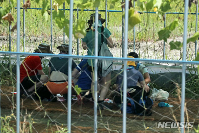 ▲ '2023 새만금 제25회 세계스카우트잼버리'가 열리고 있는 지난 3일 전북 부안군 세계스카우트잼버리 영지에서 스카우트 대원들이 연일 이어지는 폭염을 피해 휴식을 하고 있다. 
 ⓒ뉴시스