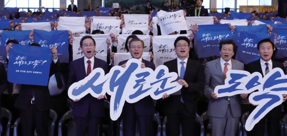 ▲ 지난 2019년 10월24일 문재인 대통령과 강영권 에디슨모터스 회장(오른쪽 두 번째)이 '군산형 일자리 상생협약식' 참석자들과 사진을 찍고 있다. ⓒ연합뉴스