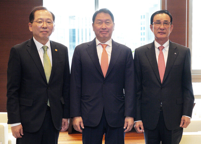 ▲ 최태원 대한상의 회장(가운데), 조승환 해수부 장관(왼쪽), 노동진 수협중앙회 회장(오른쪽)이 면담에 앞서 기념촬영을 하고 있다.ⓒ대한상의