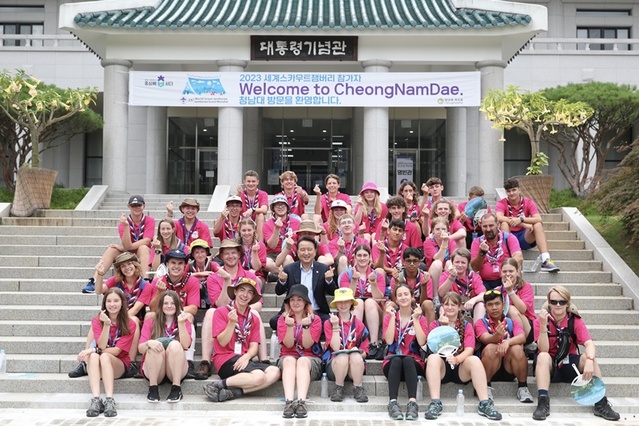 ▲ 김영환 충북도지사가 9일 청남대 대통령기념관에서 영국과 칠레스카우트연맹 대표단과 기념촬영을 하고 있다.ⓒ충북도