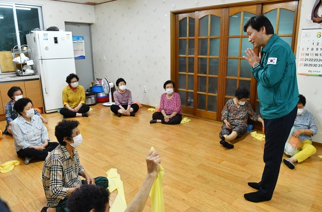 ▲ 조현일 경산시장은 산사태 취약지역 인근 민가를 직접 방문해 주민들과 만나 현장 민원을 직접 청취하고, 인접 주택의 피해 우려 지역을 직접 둘러봤다.ⓒ경산시