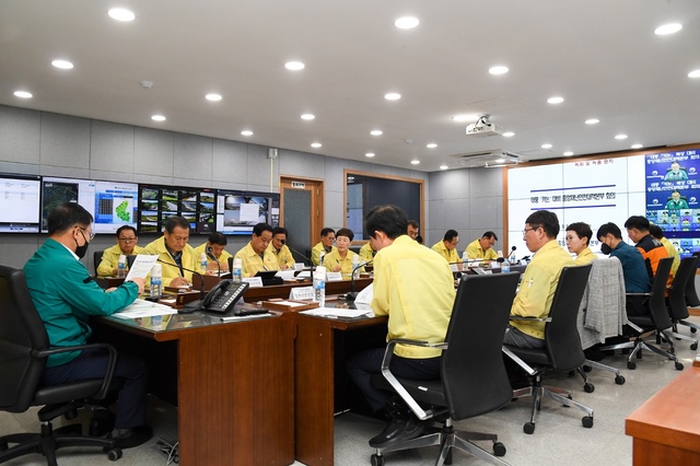 ▲ 영주시는 지난 8일 재난안전상황실에서 태풍 ‘카눈’ 대책회의를 열고 부서별 대응사항 등 대비 태세를 점검했다.ⓒ영주시