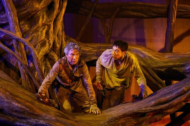 ▲ 연극 '나무 위의 군대' 공연 장면.ⓒ엠피엔컴퍼니