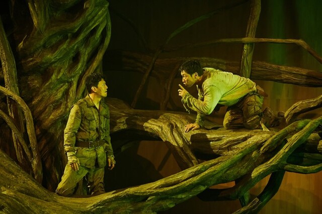 ▲ 연극 '나무 위의 군대' 공연 장면.ⓒ엠피엔컴퍼니