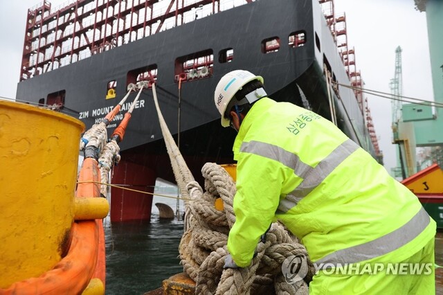 ▲ 삼성중공업 직원이 조선소 안벽에 계류된 선박을 밧줄로 고정하고 있다. ⓒ연합뉴스