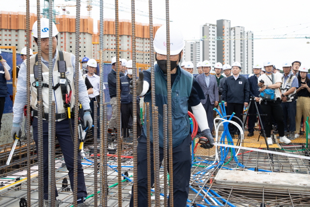 ▲ 원희룡 국토교통부 장관과 관계자들이 경기 화성시 비봉지구 A-3 BL 공공아파트 공사현장을 둘러보고 있다. ⓒ국토교통부