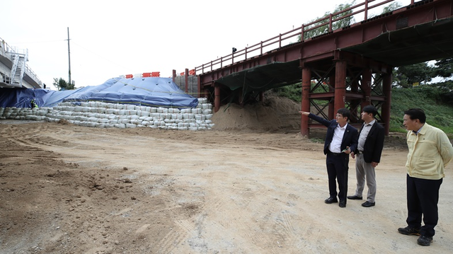 ▲ 김영환 충북도지사가 9일 태풍 카눈 북상을 앞두고 지난달 15일 궁평지하차도 범람 원인으로 지목된 미호강 제방둑을 찾아 점검하고 있다.ⓒ충북도