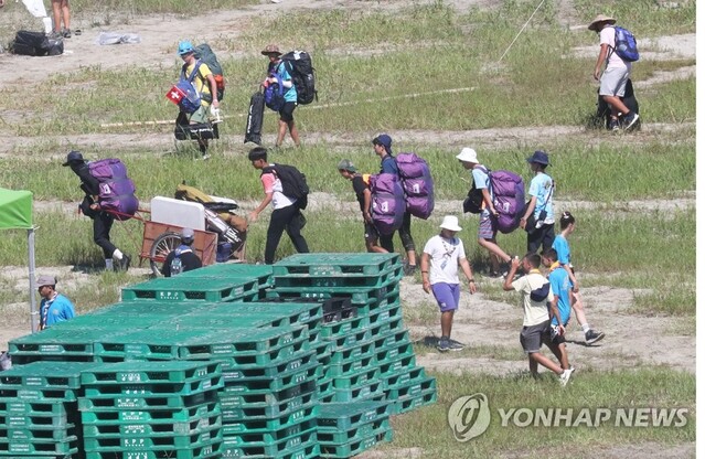 ▲ 2023 새만금 세계스카우트 잼버리 대원들이 8일 전북 부안군 잼버리 야영장에서 철수하고 있다. ⓒ연합뉴스