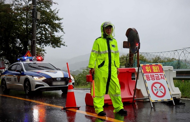 ▲ 10일 오전 세종시 금남면 부용리에서 토사가 유출돼 경찰관이 현장 진입을 통제하고 있다.ⓒ세종경찰청