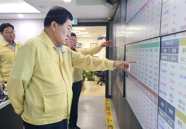 ▲ 경주시는 주낙영 시장 주재로 10일 오전 6시 경주시 재난안전대책본부에서 긴급 대책회의를 갖고 태풍상황을 점검하고 있다.ⓒ경주시