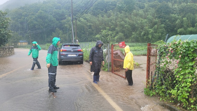 ▲ 윤경희 청송군수(중간)가 10일 태풍 북상에 따라 침수 우려 발생 지역 현장을 찾아 점검을 직접 하고 있다.ⓒ청송군