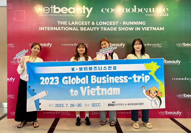 ▲ 베트남 코스모뷰티 2023 호치민 행사에 참여한 학생들.ⓒ대구한의대