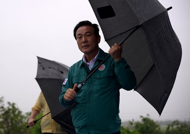 ▲ 백성현 논산시장이 10일 태풍 카눈 대비 취약지에 대해 현장 점검을 하고 있다.ⓒ논산시