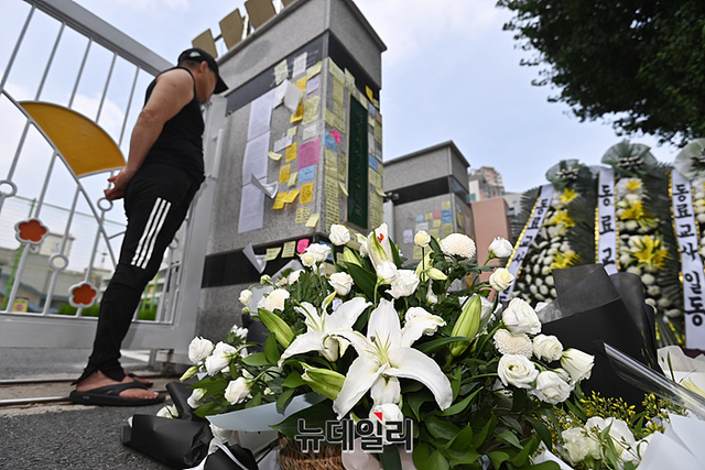 ▲ 극단적 선택을 한 20대 여교사를 추모하는 글귀가 지난달 20일 오전 서울 서초구 서이초등학교 정문에 붙어있다. ⓒ서성진 기자