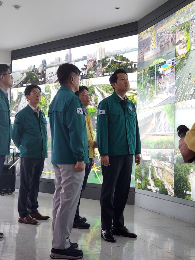▲ 오세훈시장이 10일 오전 서울시설공단 종합상황실을 방문해 태풍 대비 주요 간선도로 관리 등 안전대책 현황을 듣고있다. ⓒ진선우 기자
