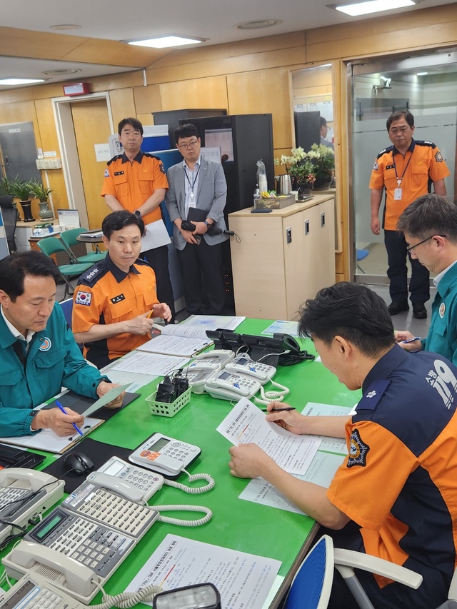 ▲ 오세훈 서울시장이 10일 서울 중구 서울종합방재센터 종합상황실을 방문해 제6호 태풍 '카눈' 대비 구조구급 대책과 상황관리 현황을 점검하고 있다. ⓒ진선우 기자