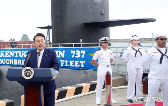 ▲ 윤석열 대통령이 7월 19일 오후 부산 남구 해군작전사령부 부산작전기지를 방문해 기항한 미국 오하이오급 핵추진 탄도유도탄 잠수함(SSBN) 켄터키함(SSBN-737) 앞에서 격려사하고 있는 모습. ⓒ뉴시스