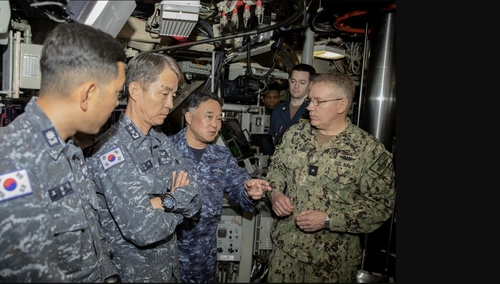 ▲ 미국 국방부는 5월 4일 국방영상정보배포서비스(DVIDS)를 통해 '지난달(4월) 18일 한국 해군 잠수함사령관 이수열 소장과 미 7잠수함전단장 릭 시프 준장, 일본 해상자위대 잠수함함대사령관 타와라 타테키 중장이 괌 미군 기지를 방문해 SSBN 메인함에 승함했다'고 밝혔다. 오하이오급 SSBN은 잠수함발사탄도미사일(SLBM)용 저위력 전술핵탄두 'W76-2'가 탑재된다. 사거리 1만2천㎞ 이상의 SLBM인 '트라이던트-Ⅱ D5'에 W76-2가 장착된다. W76-2는 기존 W76(90kt)을 5~7kt 수준으로 줄인 저위력 핵탄두다.

메인함은 2020년 2월 W76-2가 탑재된 트라이던트-Ⅱ D5를 시험 발사한 바 있다. (사진=미 국방부·DVIDS 제공) ⓒ연합뉴스