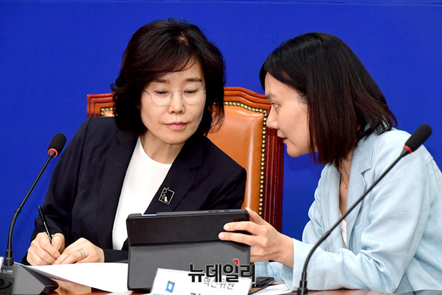 ▲ 김은경 더불어민주당 혁신위원장이 10일 오전 국회에서 혁신안 발표를 마친 후 김남희 혁신위원과 이야기를 나누고 있다. ⓒ이종현 기자