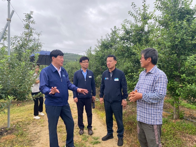 ▲ 경북농협(본부장 윤성훈)은 지난 8일 제6호 태풍 카눈 북상에 따른 재해대책상황실을 가동하고 긴급점검회의 및 현장 점검을 실시했다.ⓒ경북농협