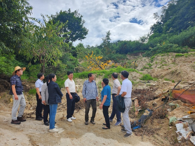 ▲ 문화환경위 위원들은 영주시 순흥면 태장리에서 발생한 산사태 피해현장을 둘러보고 피해농가로부터 애로사항을 청취했다.ⓒ경북도의회