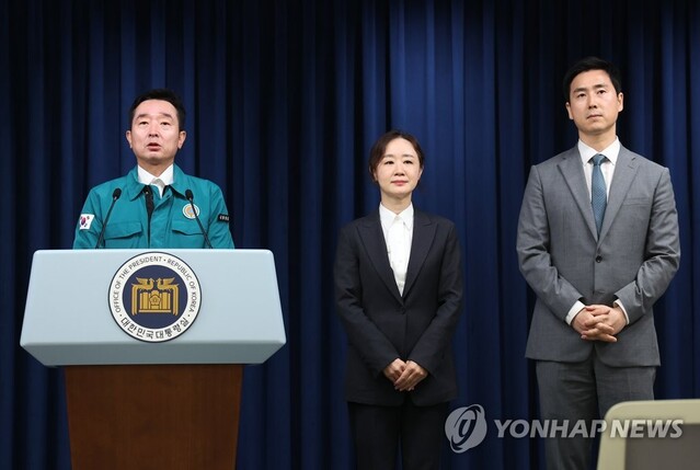 ▲ 이도운 대통령실 대변인(왼쪽)이 10일 오후 서울 용산 대통령실 청사에서 부대변인 인사 관련 브리핑을 하고 있다. 이날 최지현 법률비서관실 선임행정관(가운데)과 김기흥 대변인실 행정관이 부대변인으로 선임됐다.ⓒ연합뉴스