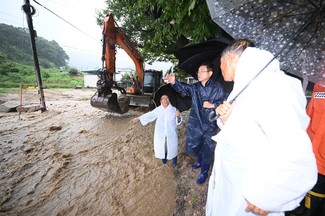 ▲ 이철우 지사는 폭우로 범람 위기에 놓인 마을 앞 석관천 상황을 살피며 “끝까지 인명피해가 없도록 주민들의 안전에 만전을 기해달라”고 참석한 관계자들에게 지시했다.ⓒ경북도