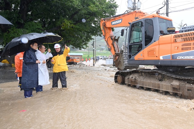 ▲ 이철우 지사는 10일 오후 지난 집중 호우로 많은 인명과 재산 피해를 입은 예천 감천면 벌방리 등 기존 피해지역 마을을 찾아 현장 상황 관리에 나섰다.ⓒ경북도