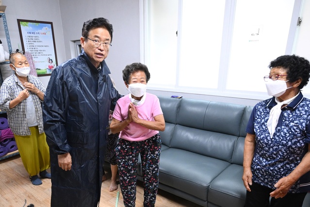 ▲ 이철우 지사는 주민들이 대피해 있는 벌방리 노인회관을 찾아 마을 주민들을 안심시키며 “태풍이 지나가고 안전이 확보될 때까지 대피해 있어 달라”고 당부했다.ⓒ경북도